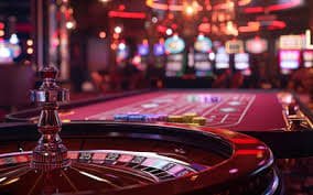Layar permainan Texas Hold'em Bonus menampilkan kartu dan batas taruhan